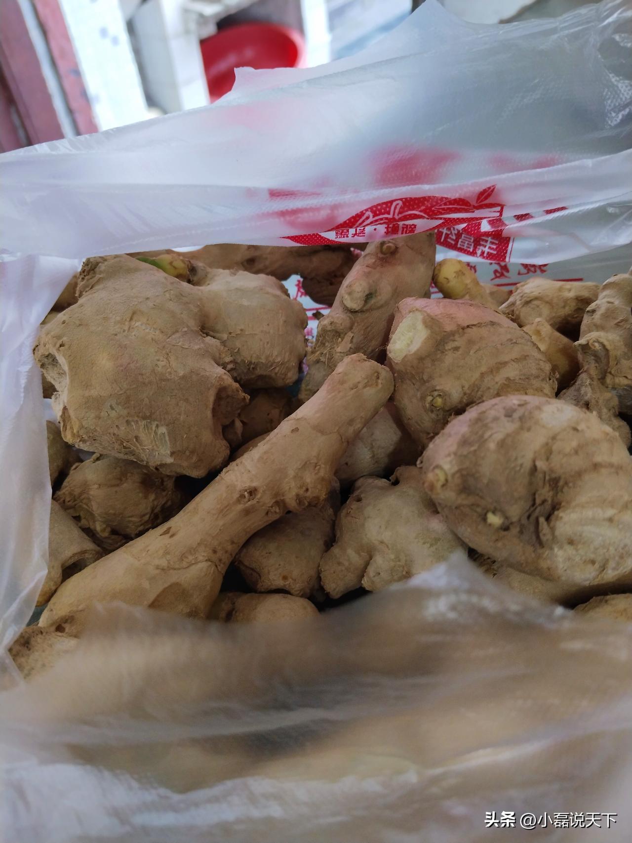 昨天逛市场，花五块钱买了一大袋老姜。打算每晚切几片煮水泡脚，驱驱寒气、暖暖身子。
