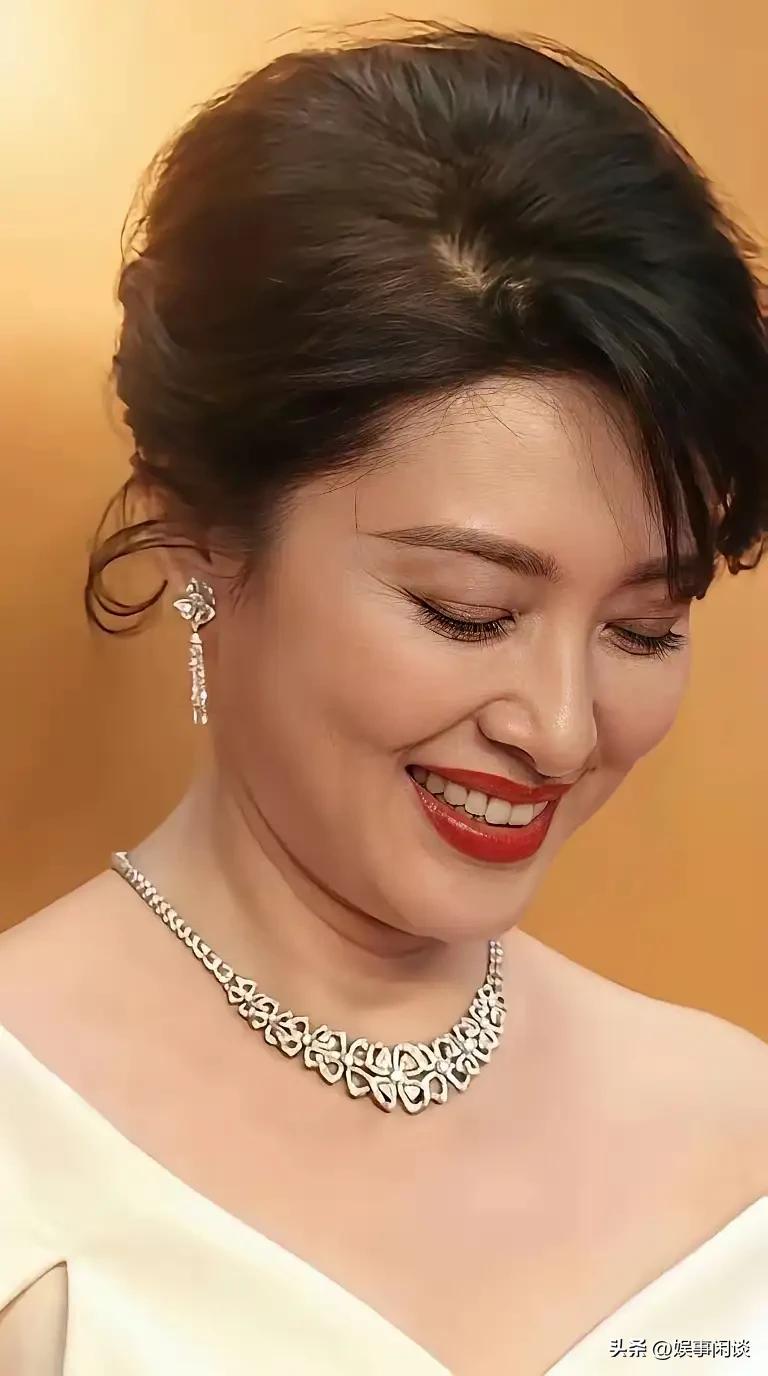 再精致的妆容穿搭，也藏不住岁月留下的痕迹！
外在形象可以精心修饰伪装，可半生经历