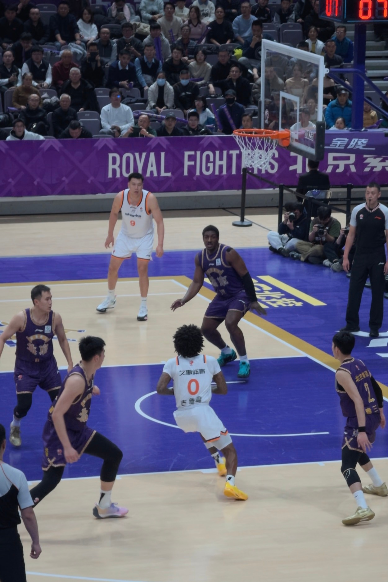 北控攻守全面崩溃的半场比赛，下图就是他们护框的写照，被对手抢了11个进攻篮板、让