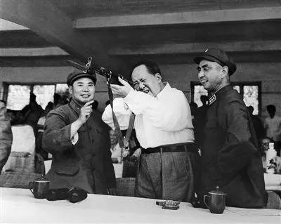 他老人家强调，没有一个人民的军队，便没有人民的一切。在阶级社会中，革命和革命战争