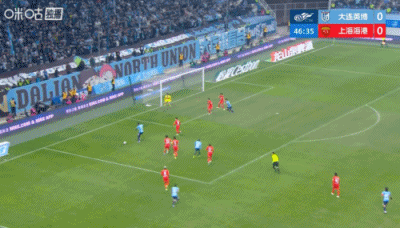海港悬了！大连英博下半场一开始就以1比0打破僵局。
上半场0比0，大连英博下半场