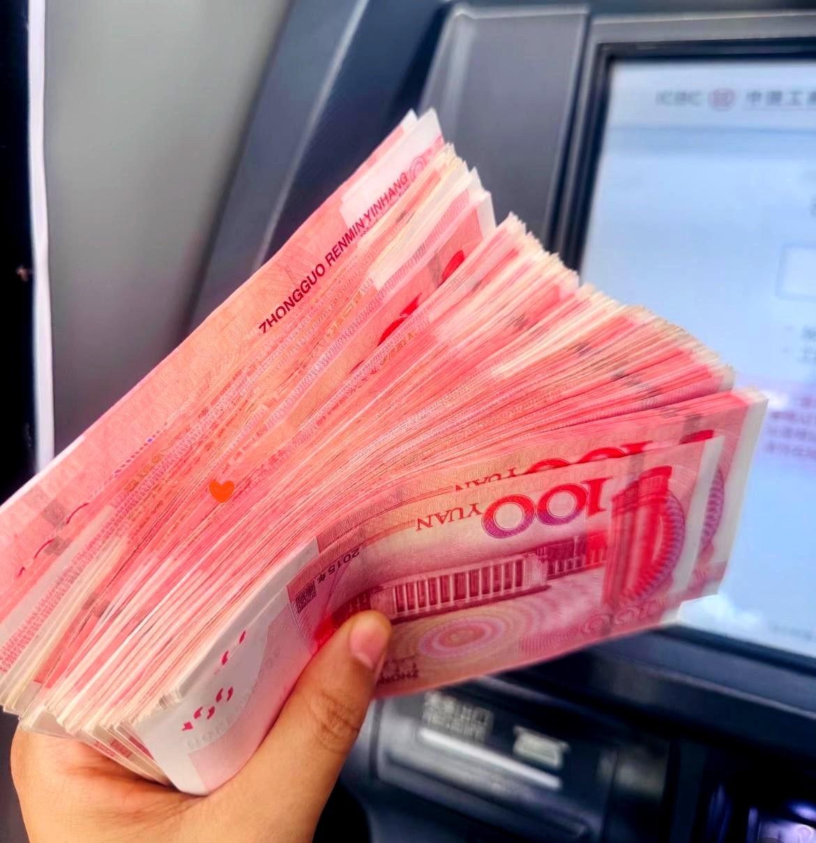 一月急事借朋友2万，昨天上门还。
朋友说微信转方便，她老公却急着摆手：“只收现金