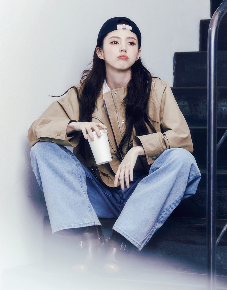 韩素希是一只在楼梯口等人的噘嘴小狗 ​​​