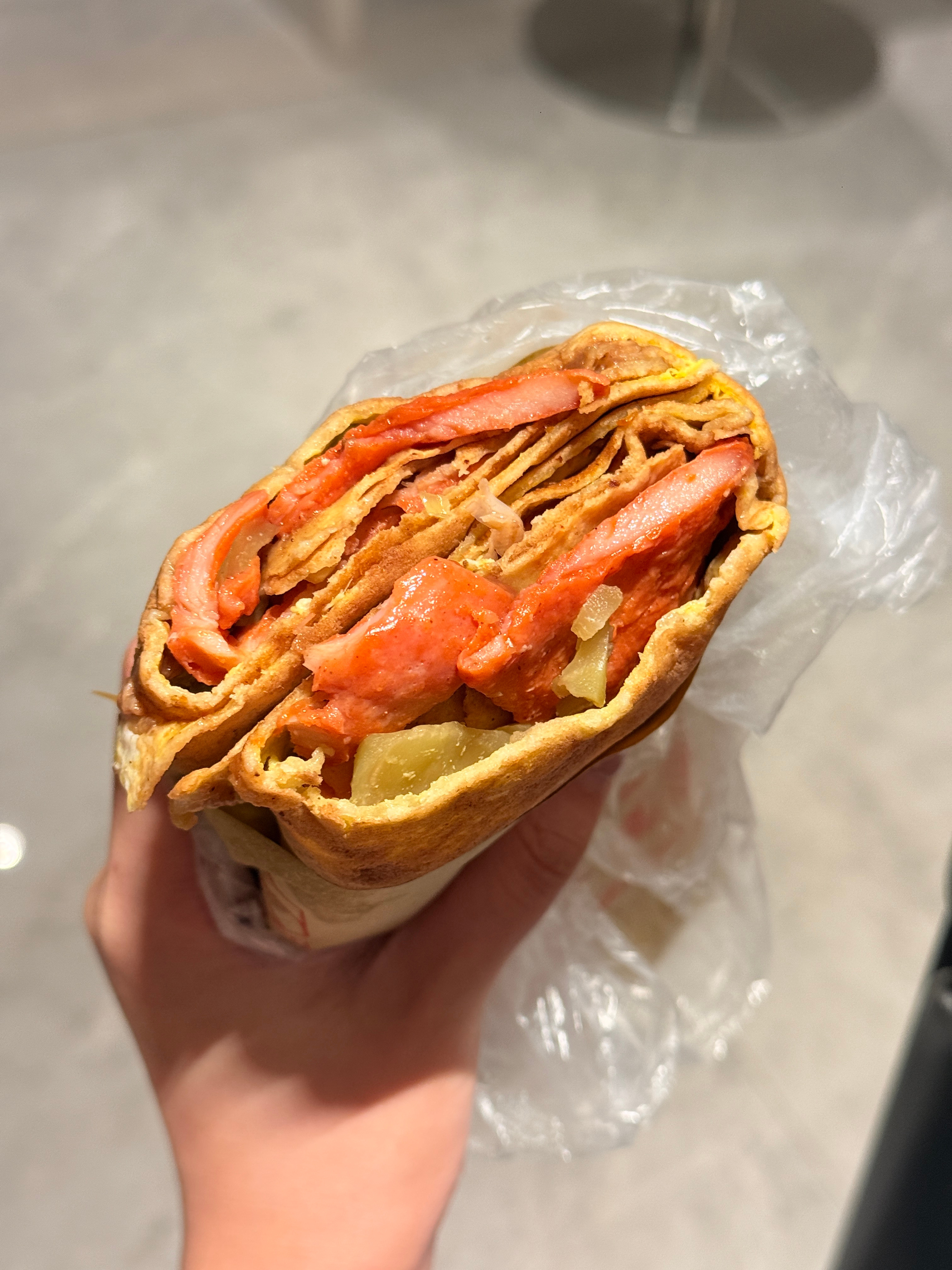 还有什么比拍完开箱来一个全下沙最好吃的煎饼果子（我自封的）更开心的事呢[赢牛奶]