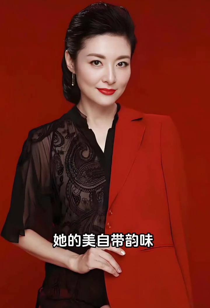 她的美自带韵味，高级而不张扬。每次她登台，整个舞台都亮了，端庄里透着亲切，让人舍