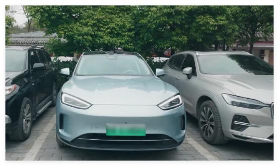 这个月都没时间跟女友出来玩，这周末我们俩都不加班，开着问界新M5来古镇玩了，不得