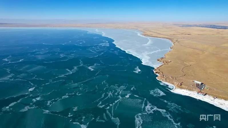 青海湖化身冰封“蓝宝石”
 
谁能想到，零下20℃的高原寒冬里，青海湖竟把自己冻