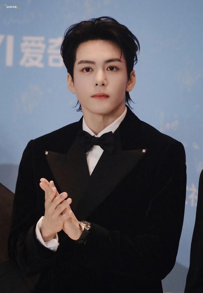 好稳 舞台表现力真的绝了，歌声稳固有质感，形象帅气又从容，简直是一场视听双重的美