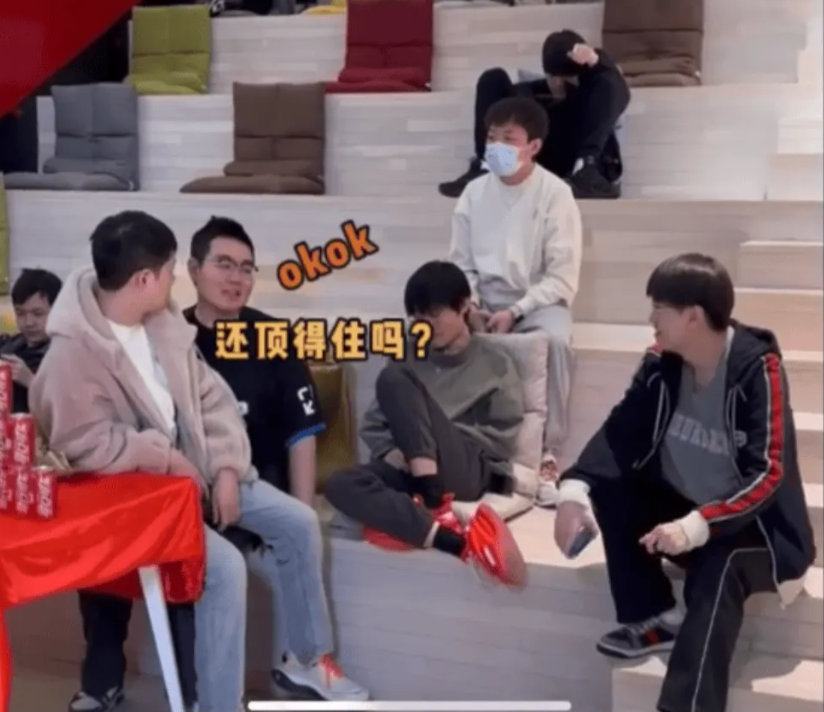 369回TES的原因找到了哪家总经理能堂而皇之的坐选手腿上？这就是TES的团队氛