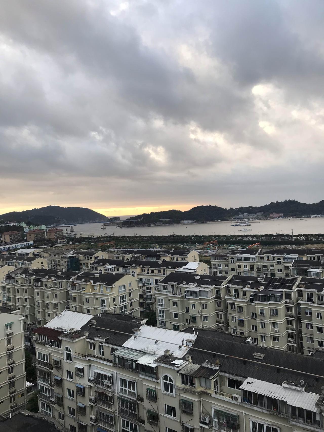 每日晨语打卡早安！愿清晨的第一缕阳光，为你驱散所有疲惫，带来满满的活力与希望，开