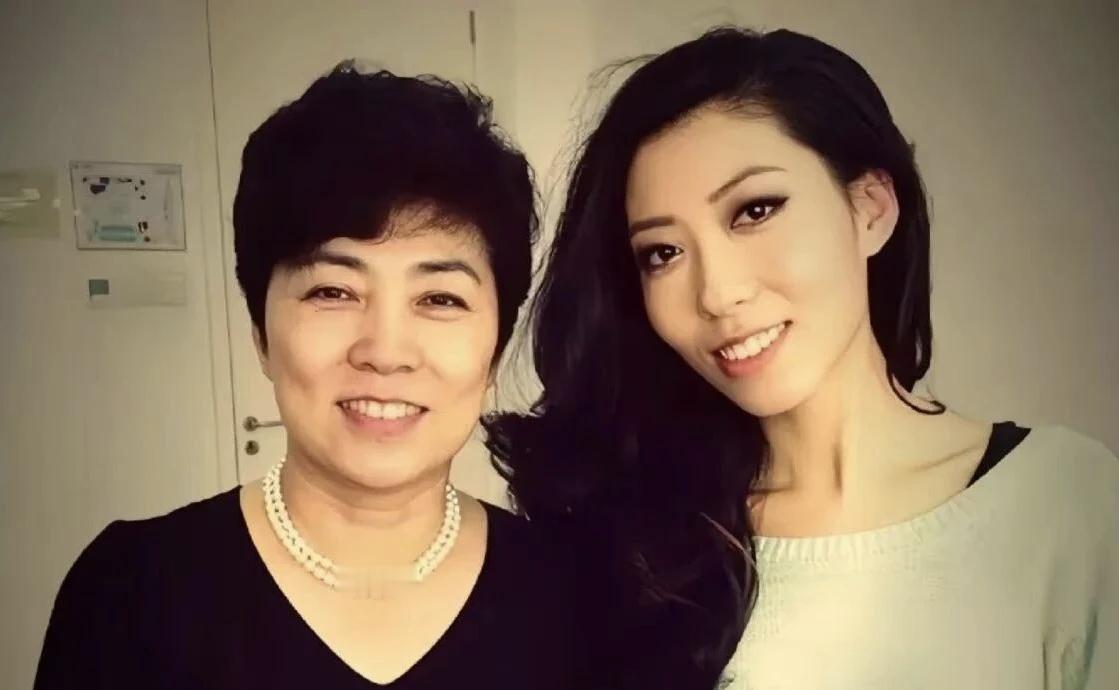 近日，曲婉婷试图在国内平台复出，账号开通不足24小时即被封禁。曲婉婷母亲张明杰涉