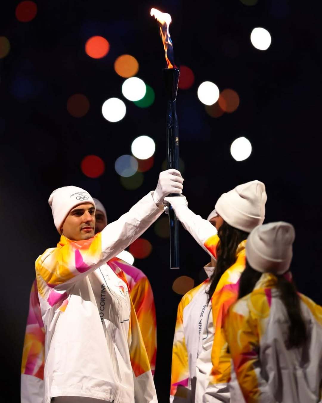 冬奥会 米兰科尔蒂纳冬奥会开幕式，也是意大利排球的高光时刻！参与会场内火炬传递的