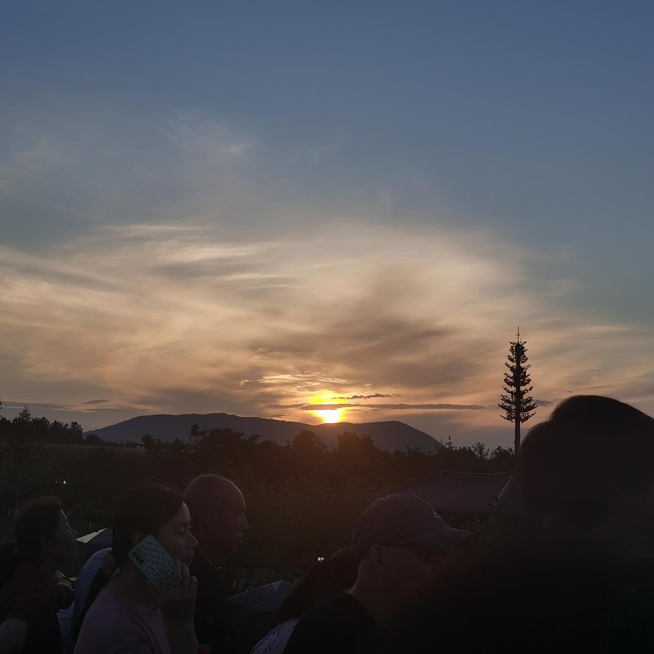 我认为甜粽子，端午节的夕阳和过节人流