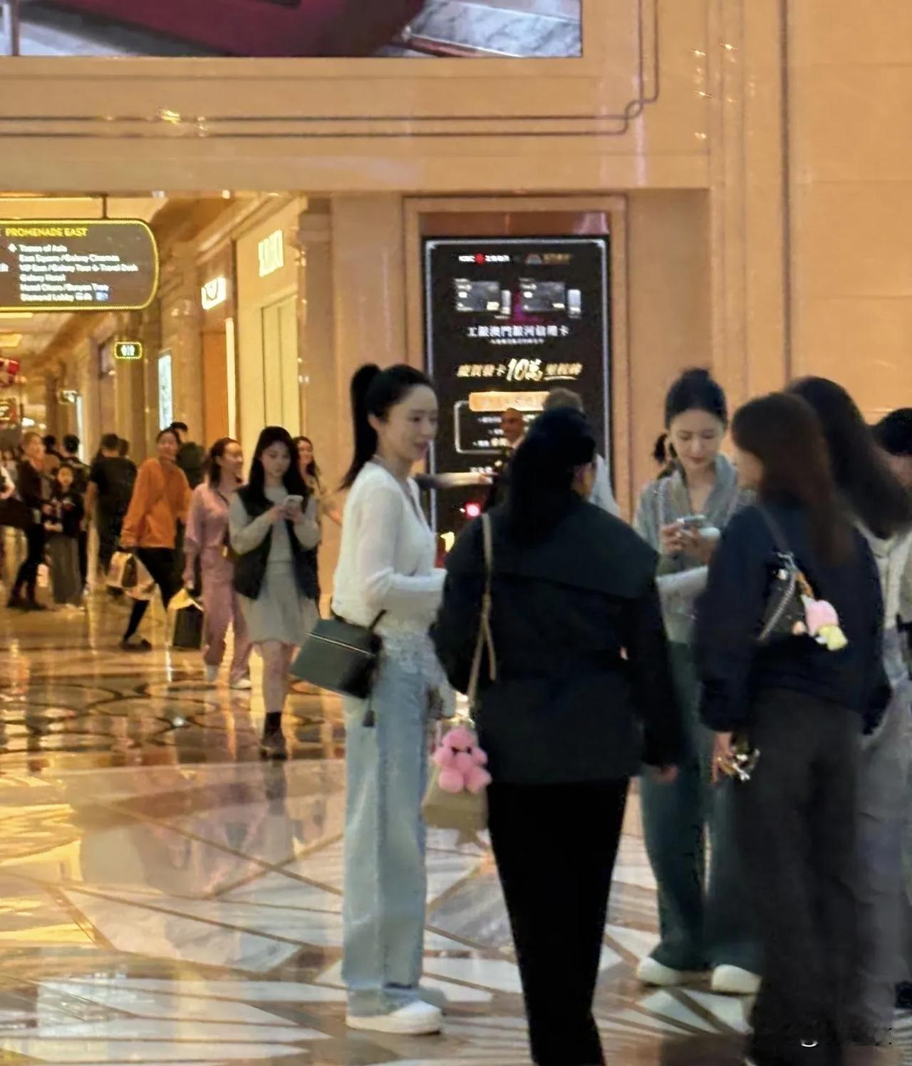 佟丽娅和董璇长得像，没想到这些年两个人的关系也是越来越好，去哪里都是互相陪伴在一