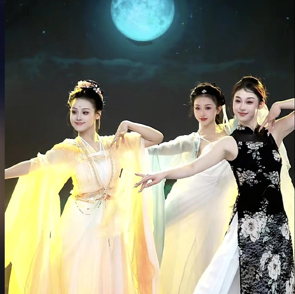 一人一句新年祝福新的一年一定要开开心心。现在抖音上的很多舞蹈直播。是专业的。和以