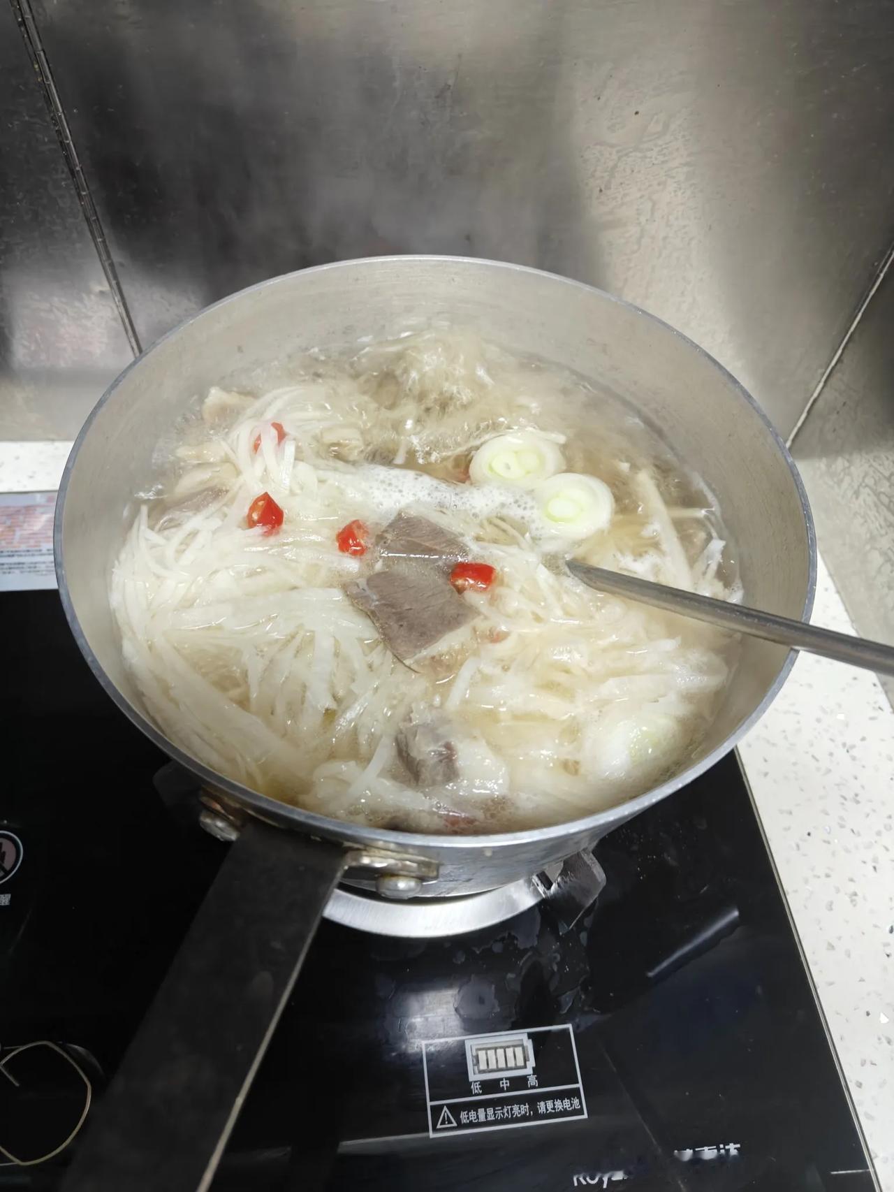 又到了吃大红萝卜的季节了，大红萝卜俺们黑龙江这嘎哒盛产，个大，最大的有20多斤。