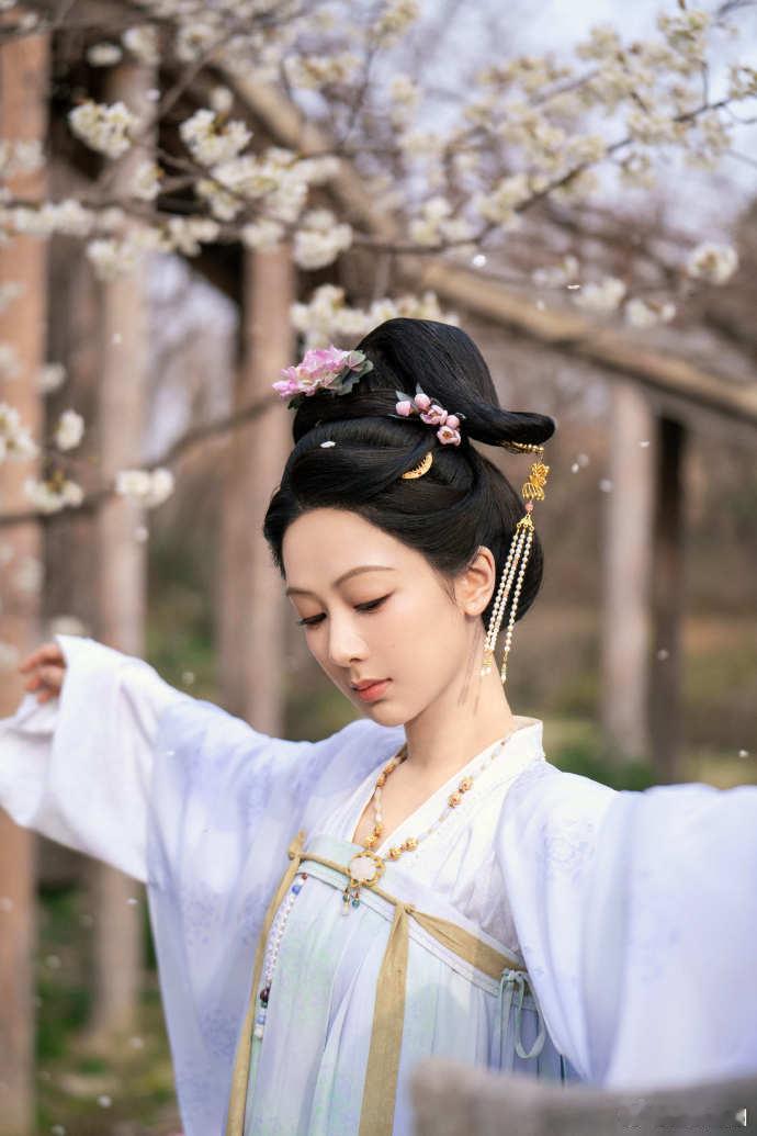 杨紫何惟芳见面倒计时   杨紫何惟芳笑颜  宝子们，何惟芳笑颜时刻，倒计时加速！