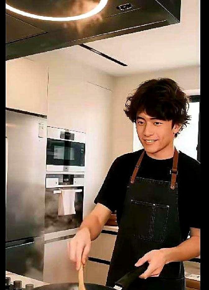 孩子炒个菜，政府给发锅，明星抢着来站台。
谢霆锋买黑松露不是炫富，是接住了儿子递