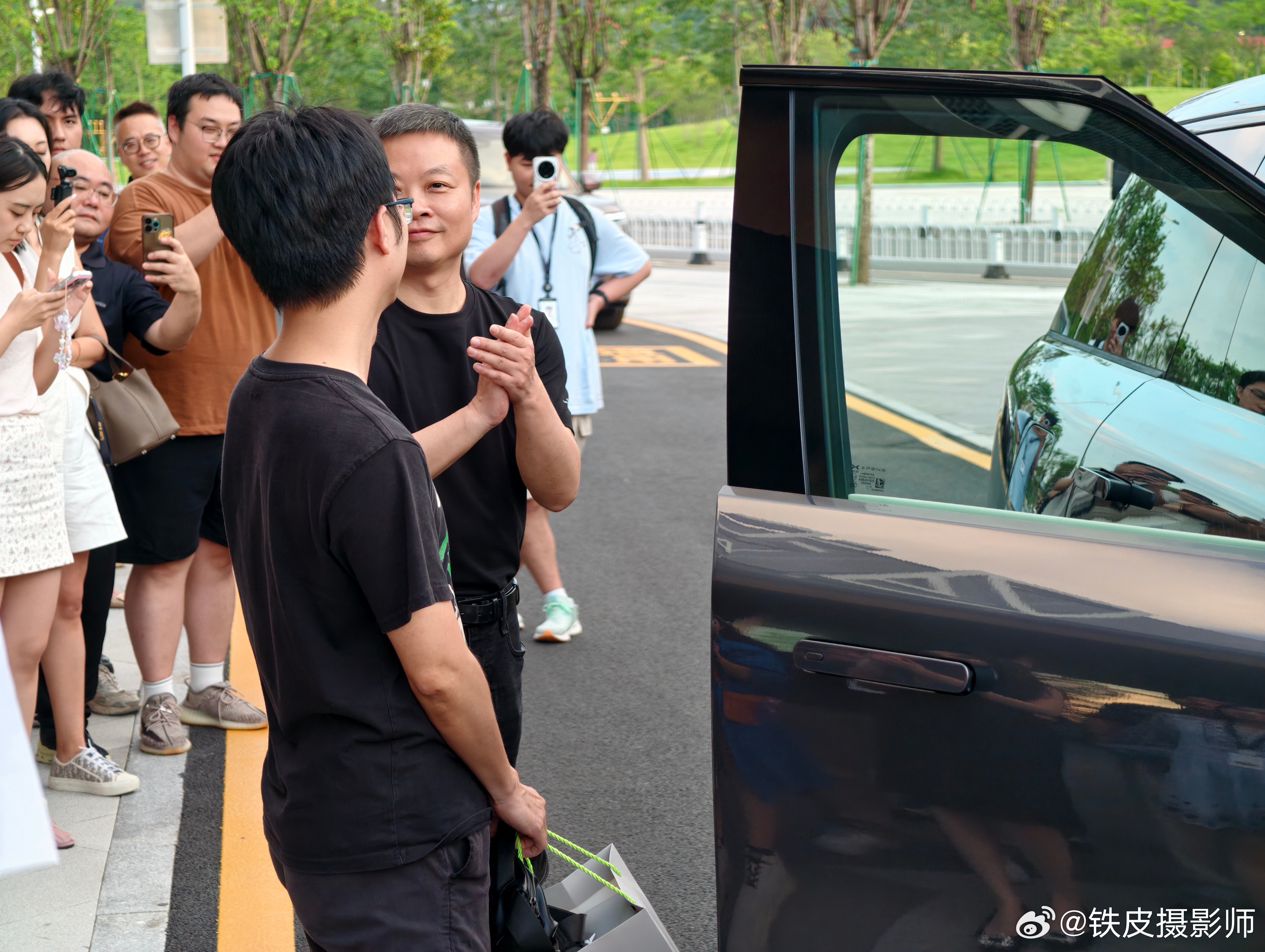 小跑坐上了自己的 GX！羡慕羡慕！！！何小鹏让出2个名额给用户先提GX何小鹏现场