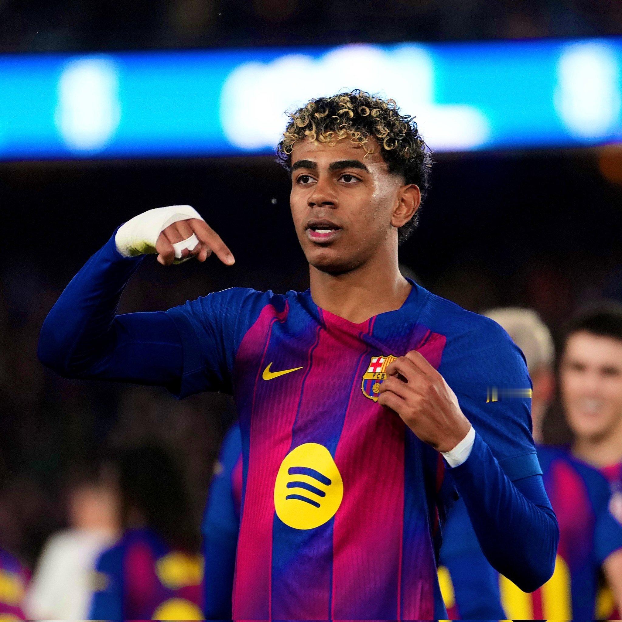 问：谁负责更衣室里的歌曲？ 佩德里：亚马尔通常负责放音乐，但他现在正在斋月期间，