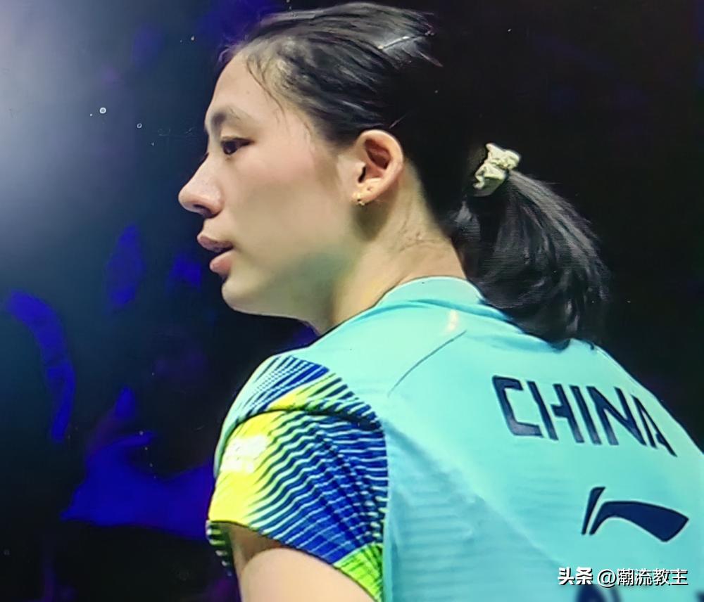 陈熠手握5个赛点，硬是被打到10-9，差点被人家一波流带走。懂的都懂，这赢球比输