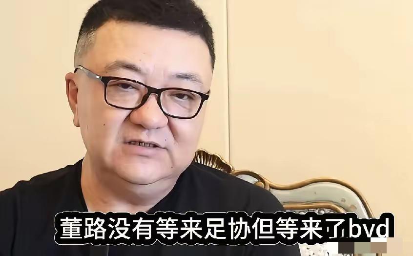 今天刷到董路带足球小将拿了国际冠军，还出了巴萨青训好苗子的事，我真的气笑了。
 