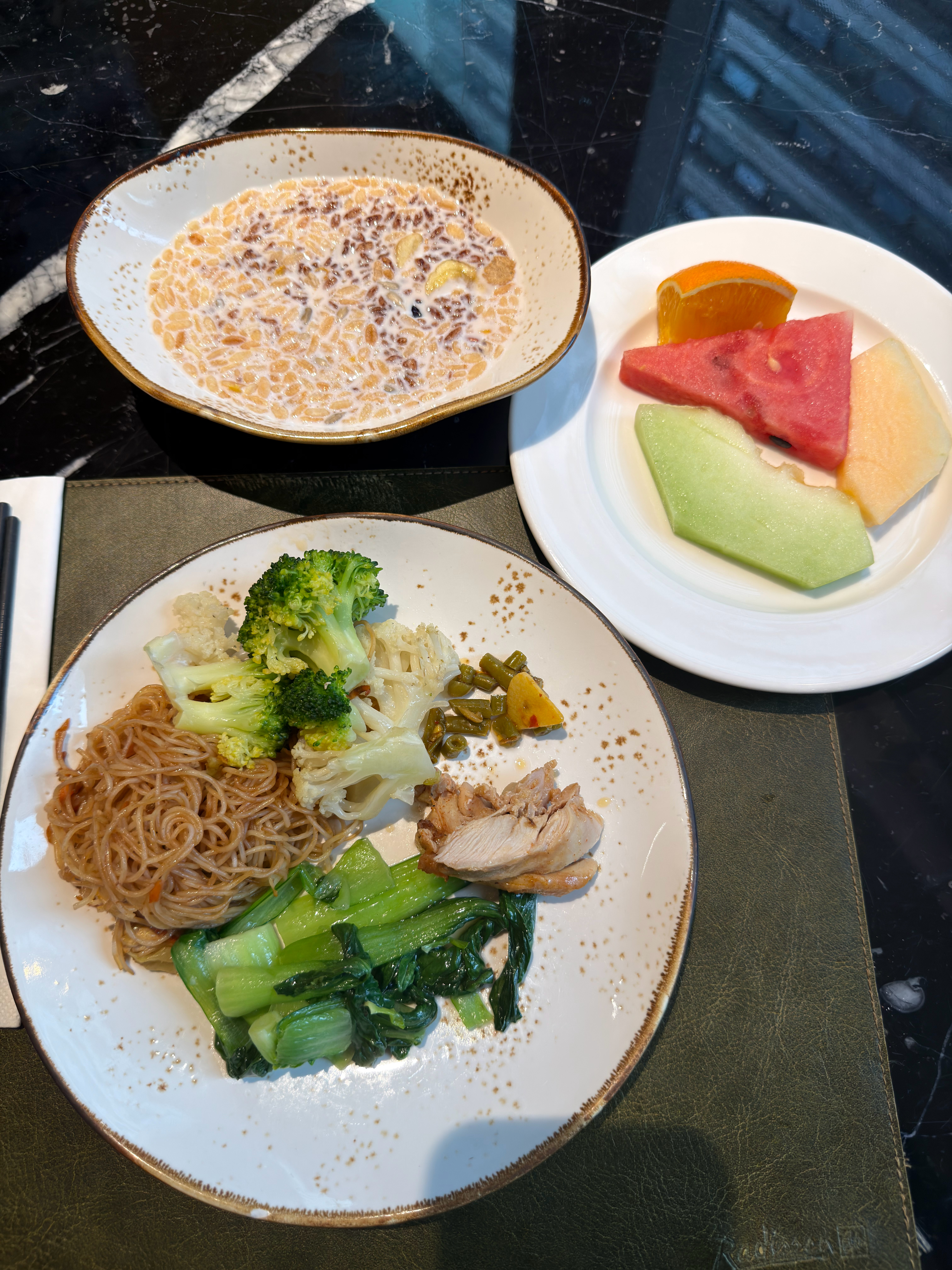 早上好！美好的一天，从健康早餐开始~水果，蔬菜，牛奶燕麦，来一丢丢炒米线你今天早