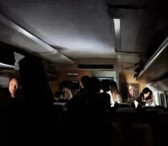 列车停电被困隧道3个小时，车厢内是又黑又闷热，乘客承受不住闷热想砸窗，却被乘务员
