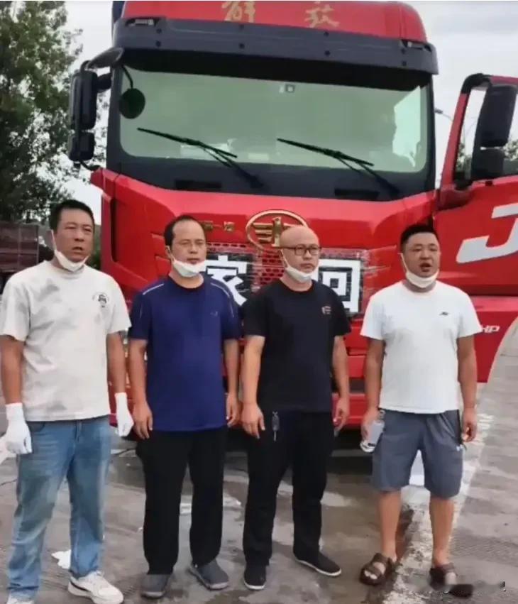 泪目了，陕西服务区，一辆货车停了三天没人动。工作人员打开门才发现，34岁司机早已