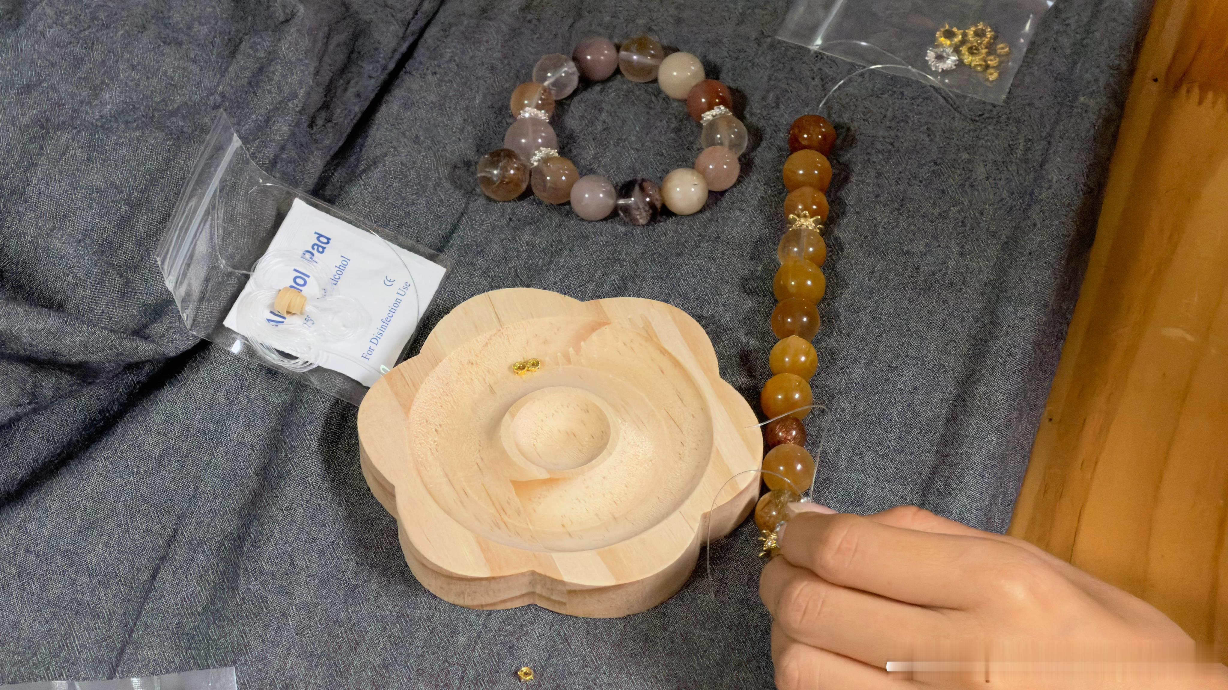 小李只从入了一趟拉萨的卖手串的市场后现在天天都在研究这些珠子，门也不出，也不发视