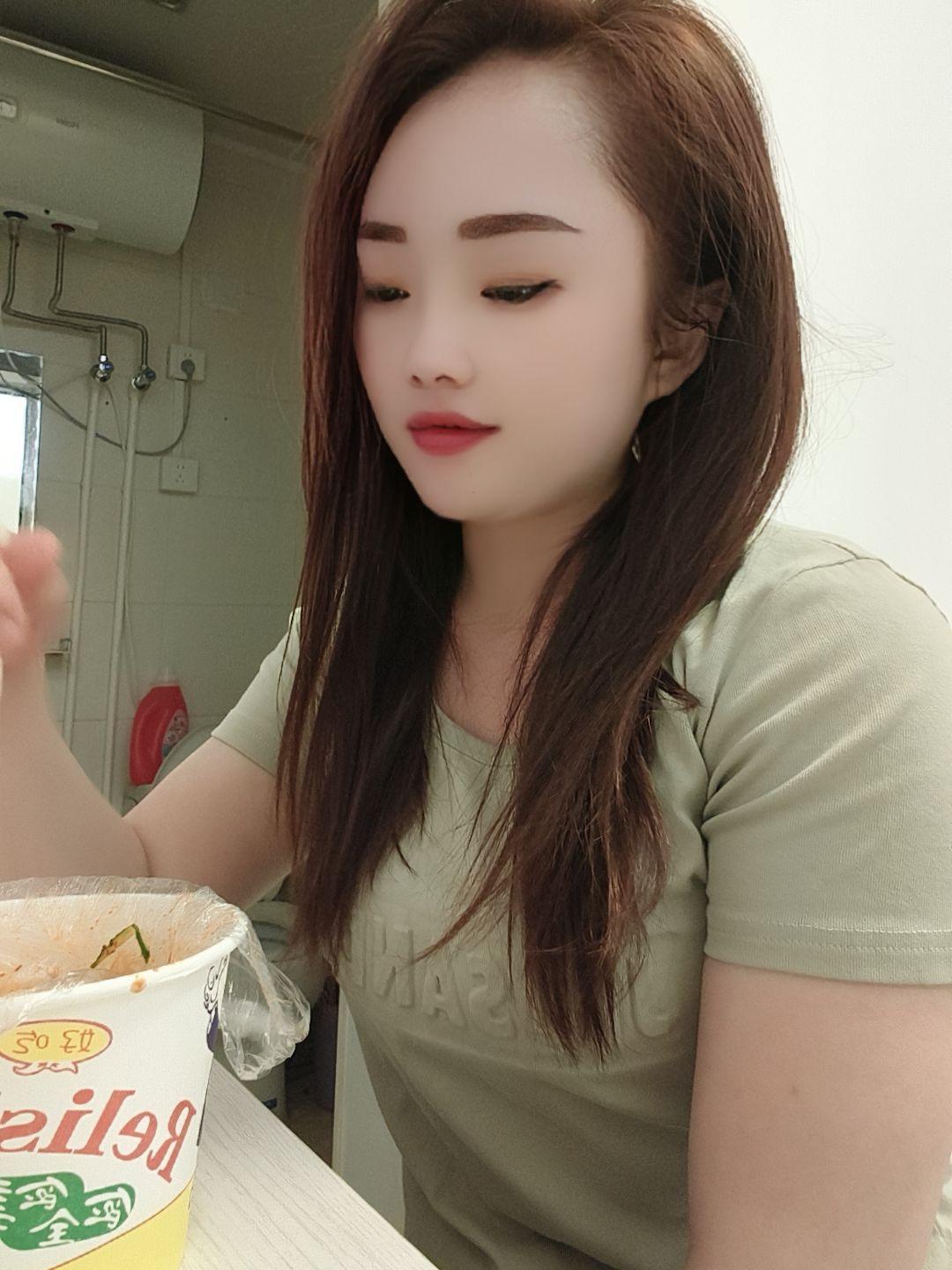 “想要快乐，就别太清醒， 做人一半装傻，一半装哑。”