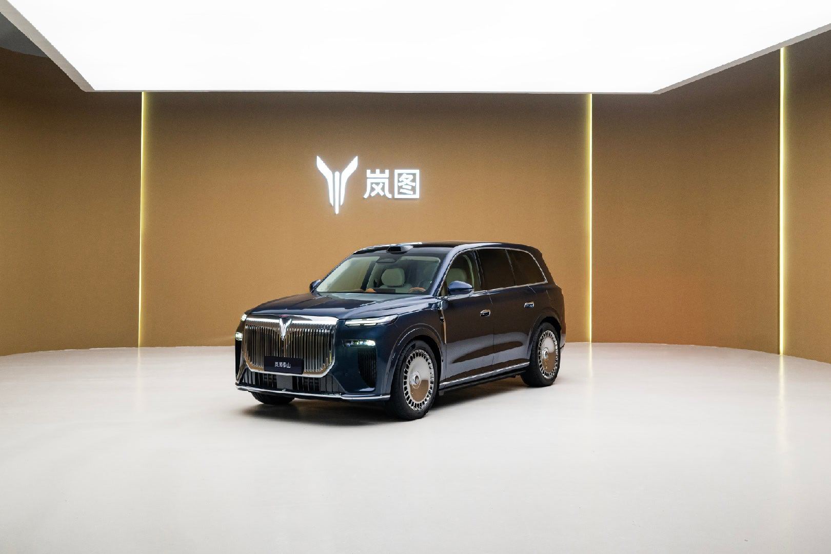 今年各大品牌都出了大型SUV，配置都没得说，设计也各有特色吧，而最端庄大方、设计