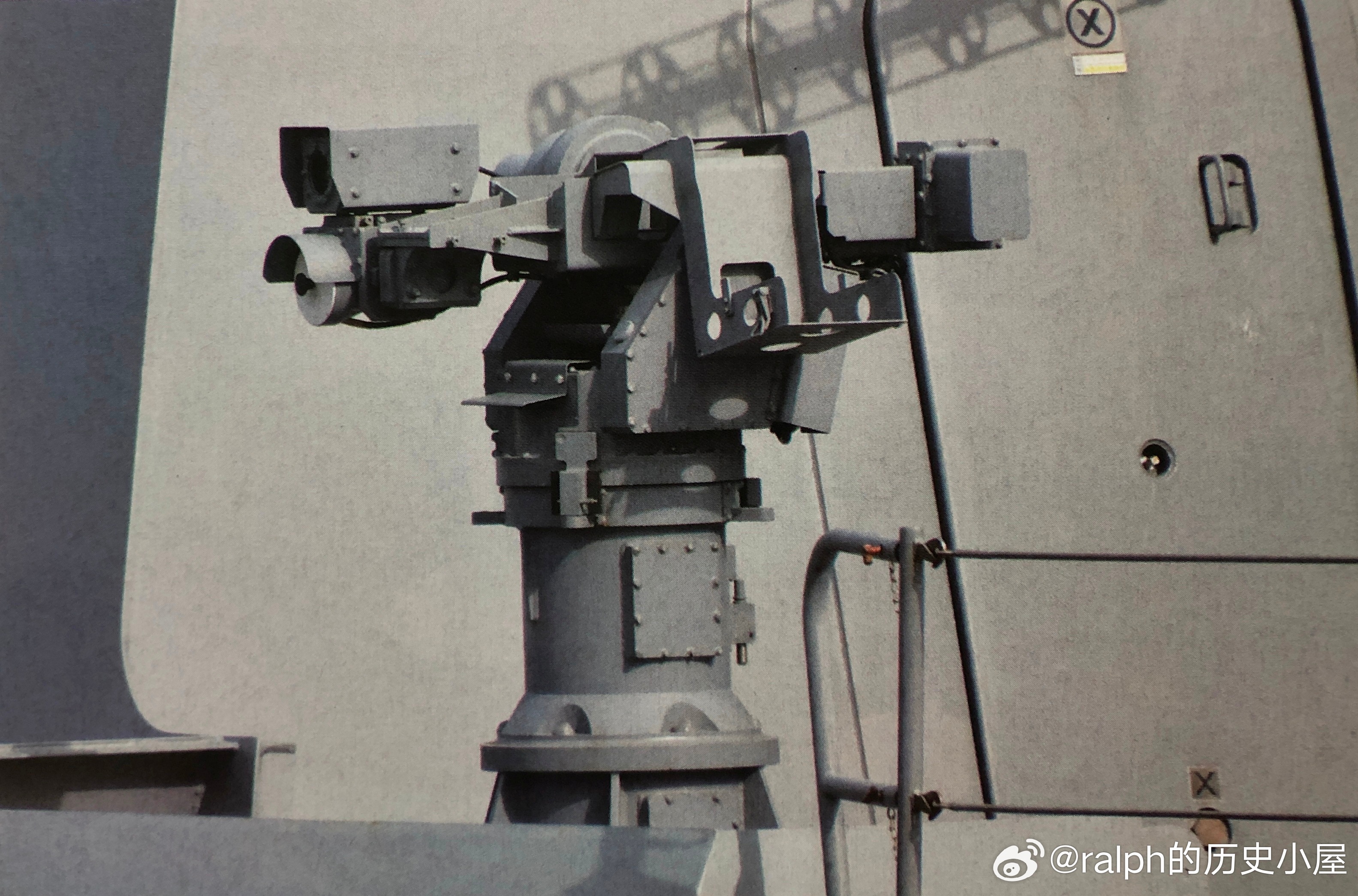 日本海上自卫队“最上”级护卫舰12.7毫米遥控武器站（机枪缺装状态）。首舰FFM