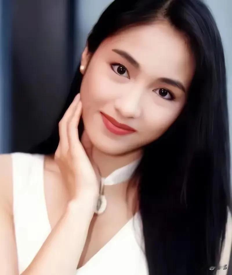 每次看到黎姿，我都能感受到她的那份独特魅力，如同月光下的清泉，在人群中熠熠生辉，