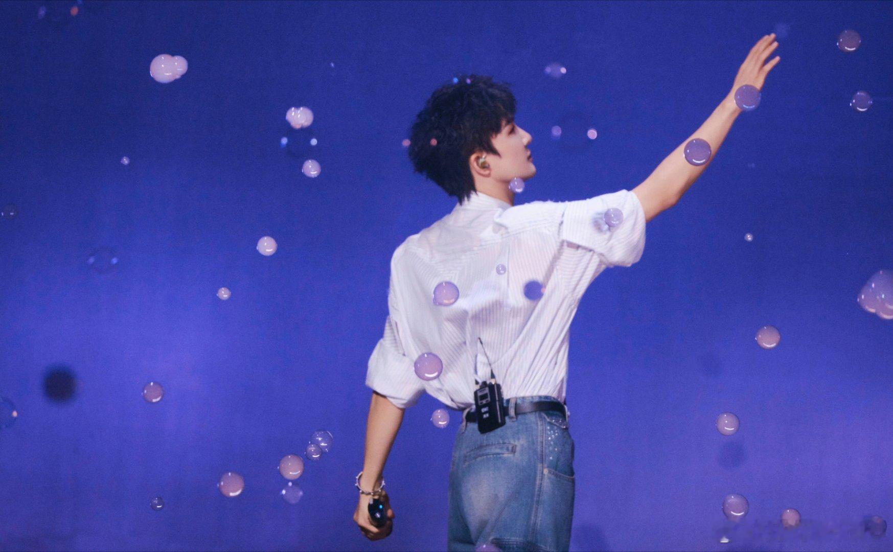 歌手周深向香港捐款100万元人民币，用于紧急救援和家园重建等工作，善良的周深，天