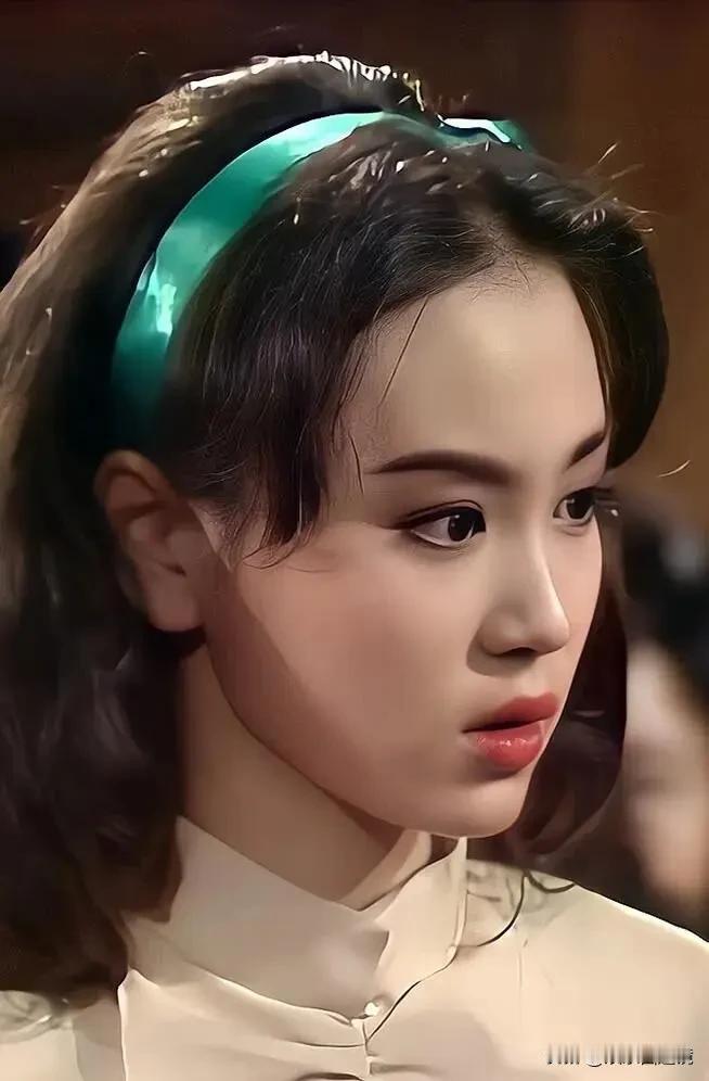 照片中这个女艺人年轻的时候可谓风华绝代，颜值惊人，没想到现在66岁了，和年轻时候