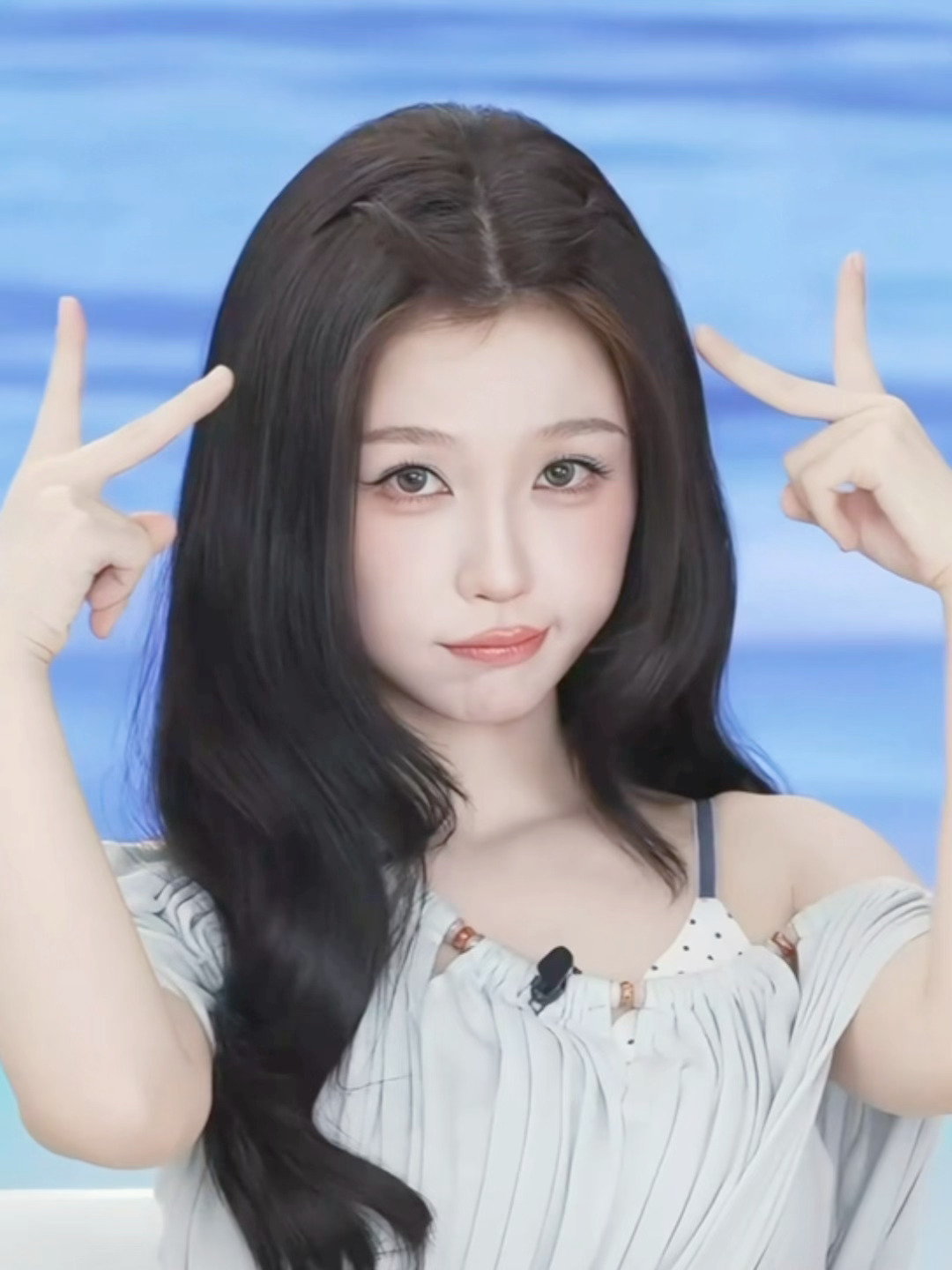 虞书欣蓝纱上衣虞书欣蓝纱斜肩look虞书欣蓝纱斜肩look，好美，蛙趣爱了 