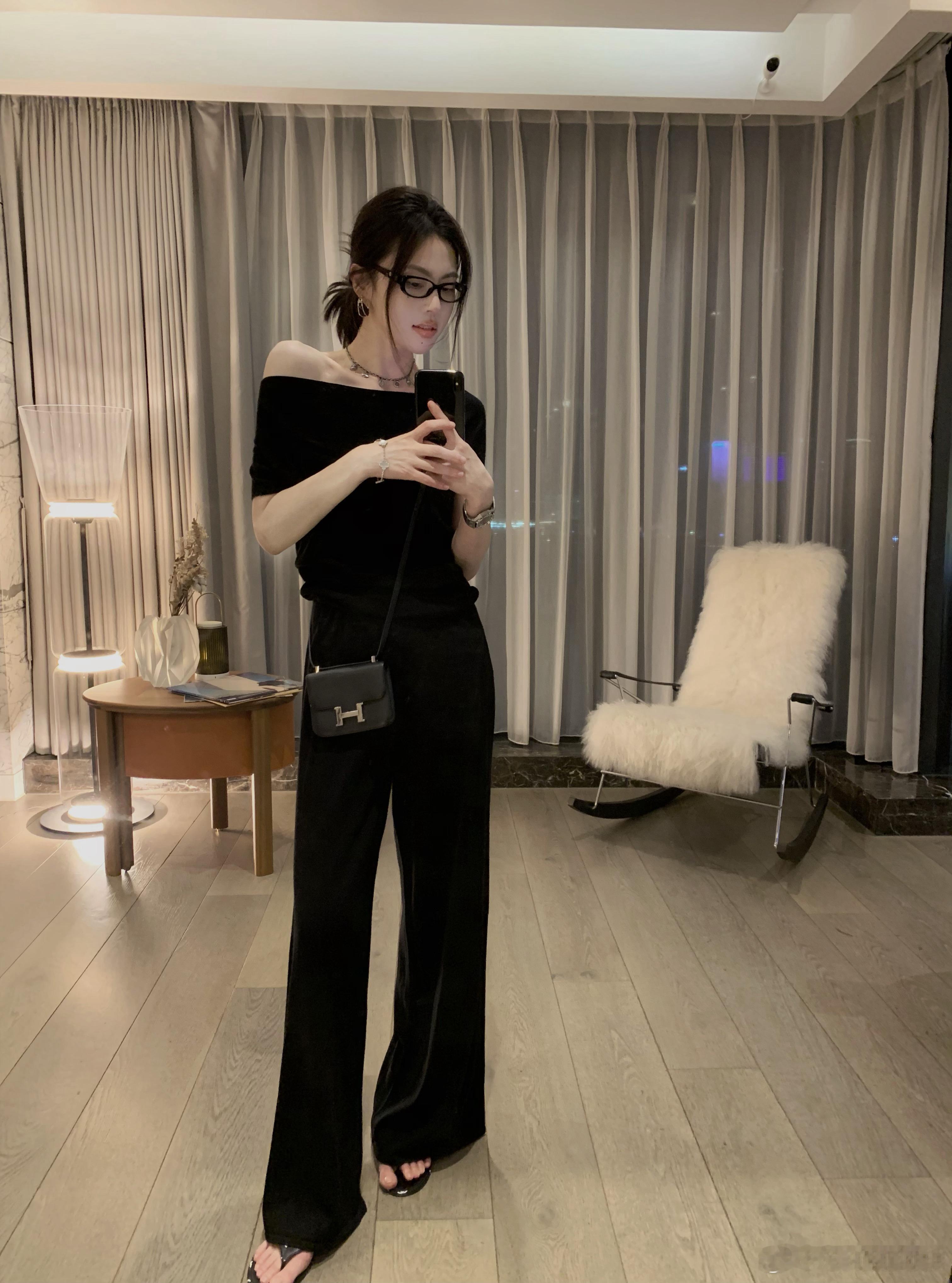 评论区安排一套套装黑色吧[团圆兔][团圆兔][团圆兔]可以很休闲也可以超气质这期