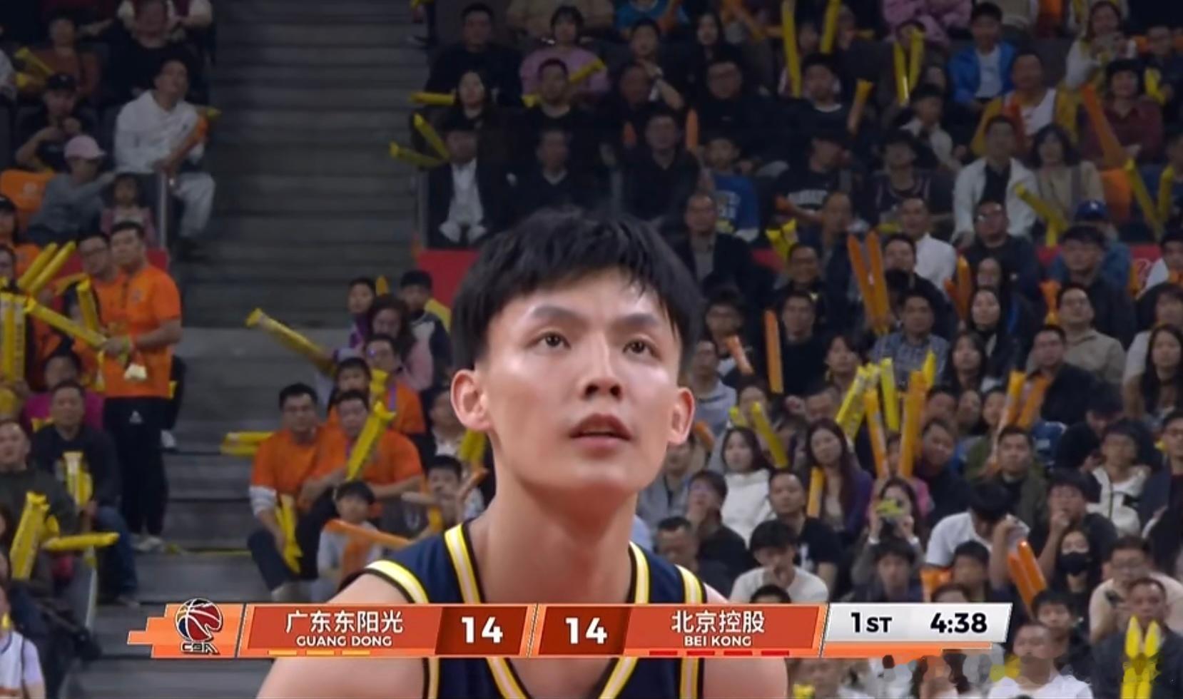 胡明轩半场13分4板，三分球3投2中，广东男篮半场打完以56比55暂时领先北控男