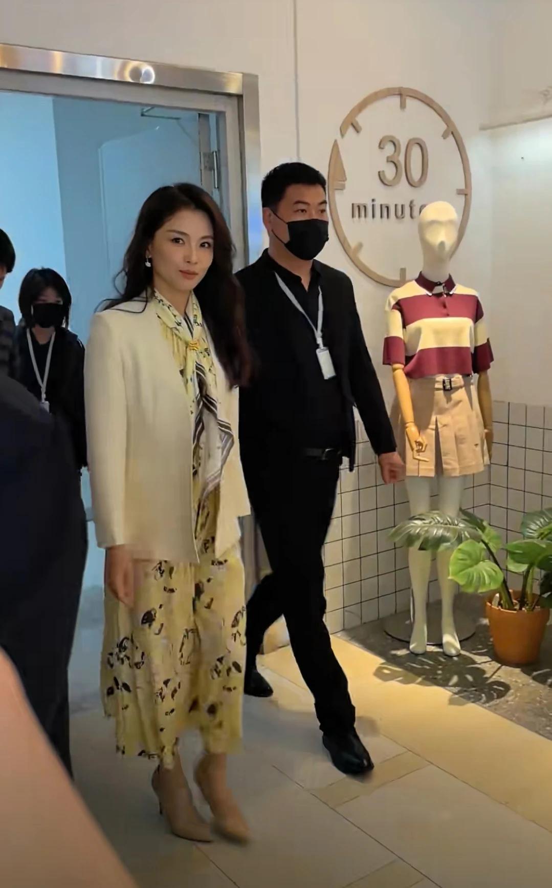 刘涛真的是回春了
46岁看起来像26似的
皮肤白的发光
五官立体皮肤也很紧致
长