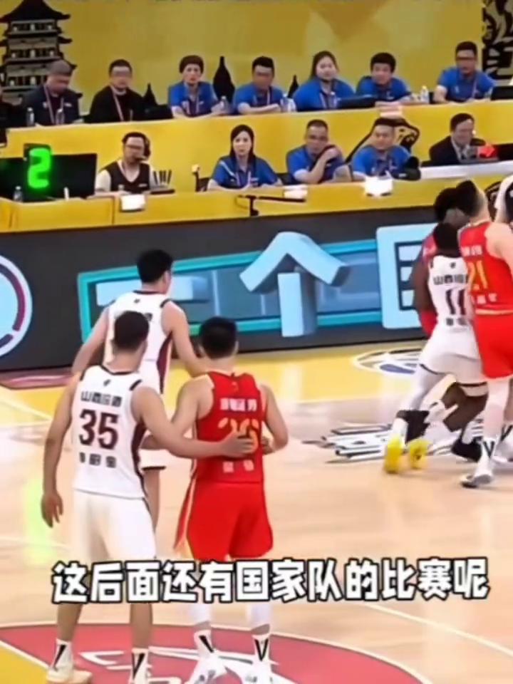 胡金秋被迪亚洛撞到膝盖。
后面的国家队的比赛千万别出事，大秋不说联赛怎么样，后面