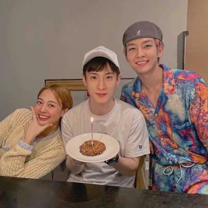 #炎亚纶 阿本#棒棒堂成员阿本是真的很恋爱脑了，这多年炎亚纶身边的男朋友就没断过