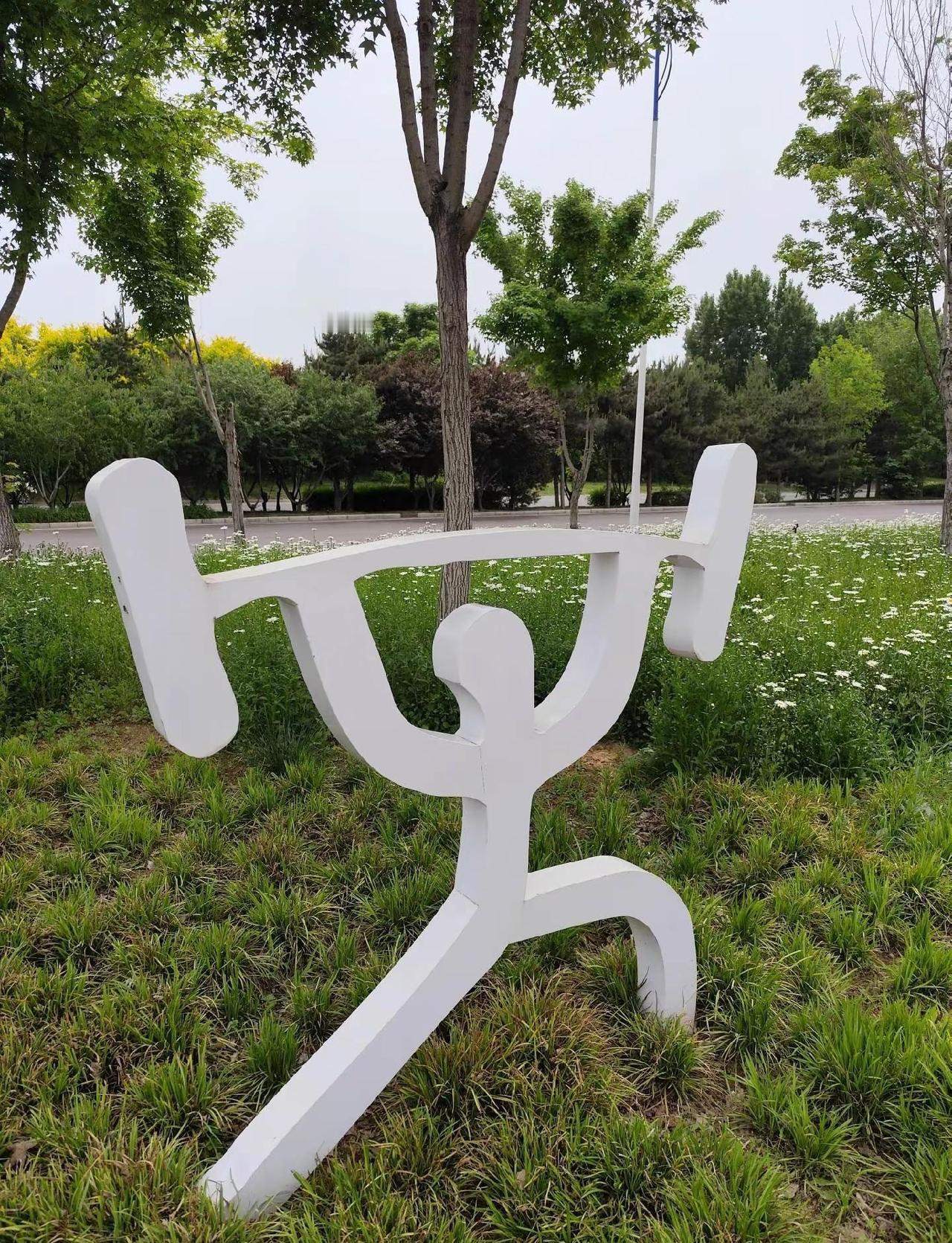 五月第二天，暖阳风软，静坐花草间偷得浮生闲，看繁花次第舒展，鼻尖萦绕着泥土与草木