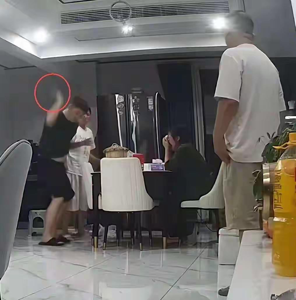 见过狠心的，没见过对刚失去孩子的老婆这么狠的！妻子六个月引产坐空月子，连水都不能