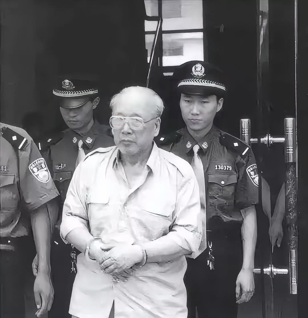 1999年，检察人员一脚踹开大门，一个古稀老头正在寡妇床上温存，只见他淡定提起裤