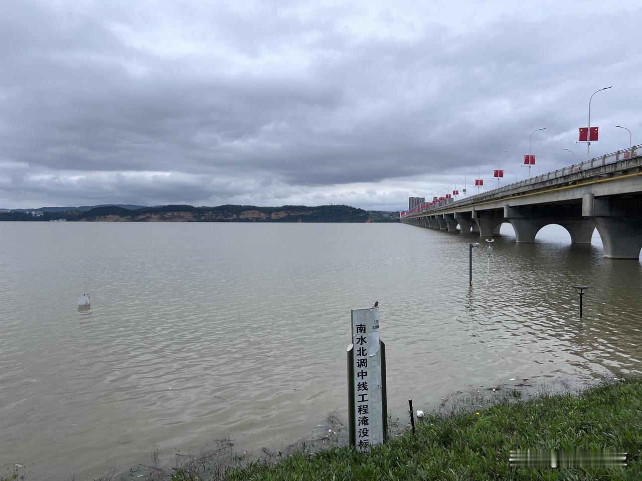 此刻我在郧阳区汉江大桥，十堰丹江口水位目前169.5米，历史最高纪录是170米，