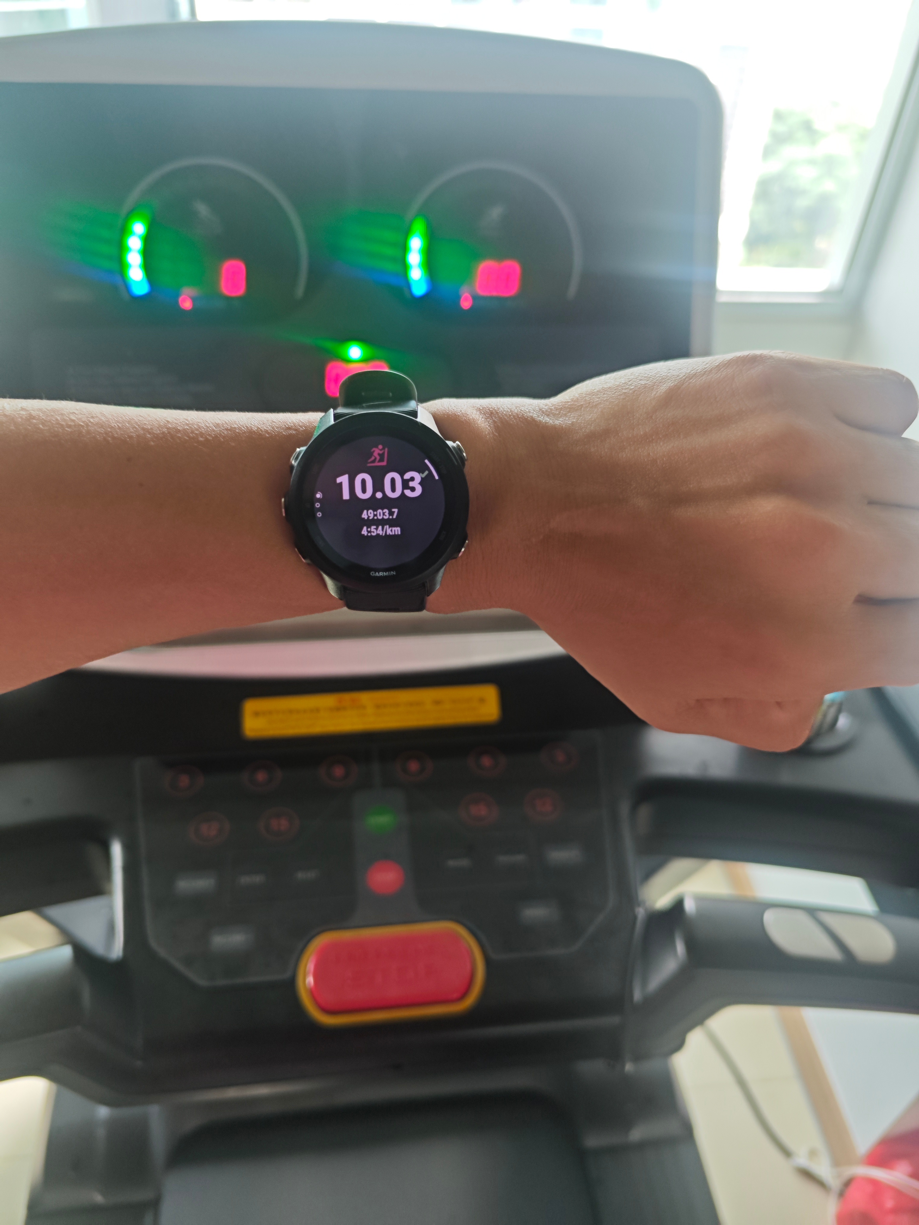 今日运动已达标：跑步+踢足球⚽依旧是健身房跑步机，日常跑步10Km；早上一直下雨