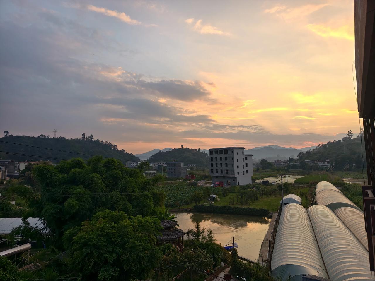 在中国拍风景最大的问题就是，
再美的风景都有电线杆，
总是不能拍出完美的自然
这