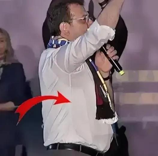 为了以防万一，两个反对党候选人都身穿防弹衣，身边还有大批保镖随行。而执政党候选人