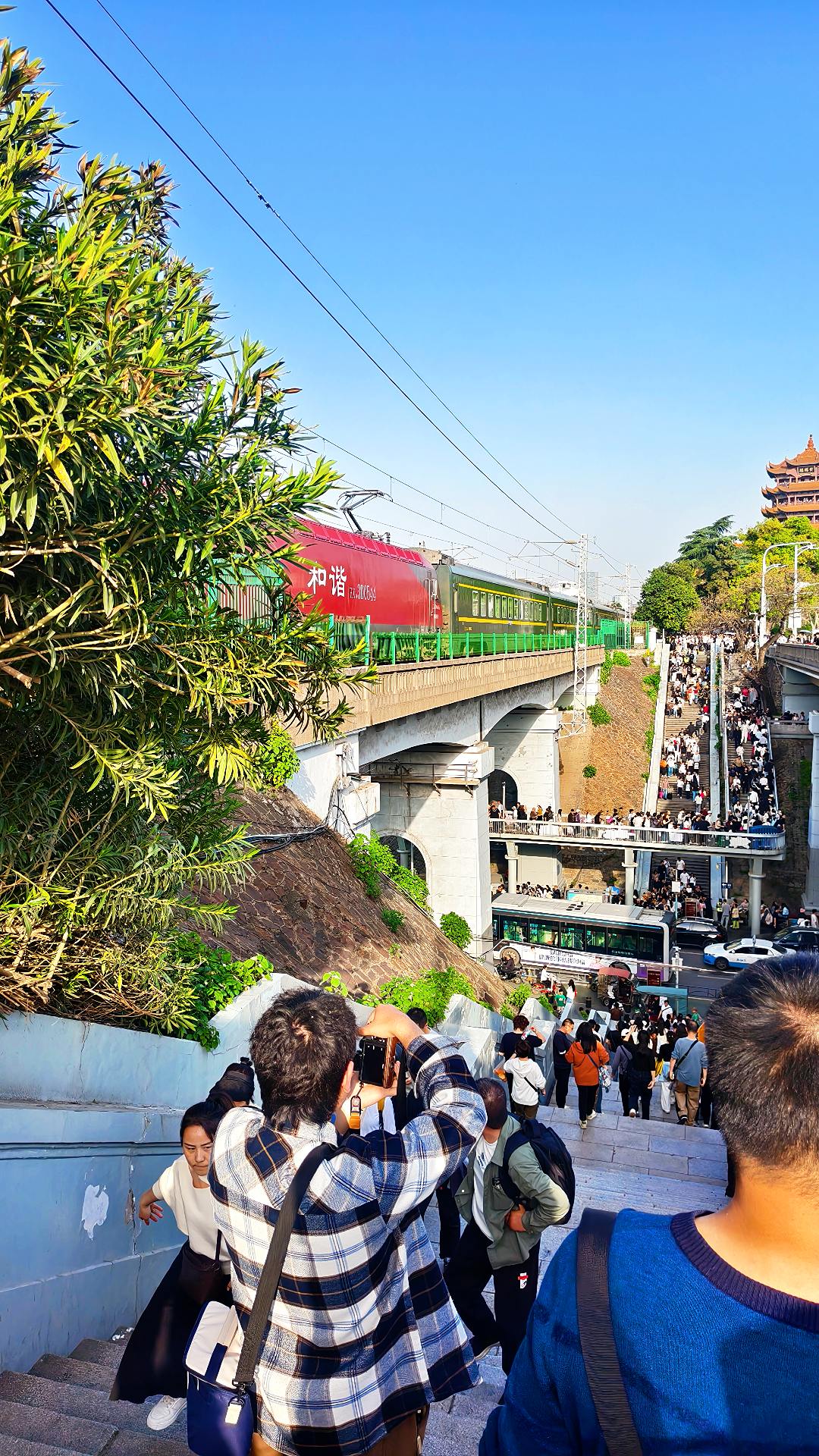 直到有一天，我到了武汉， 站在武昌桥头，看着火车进入
